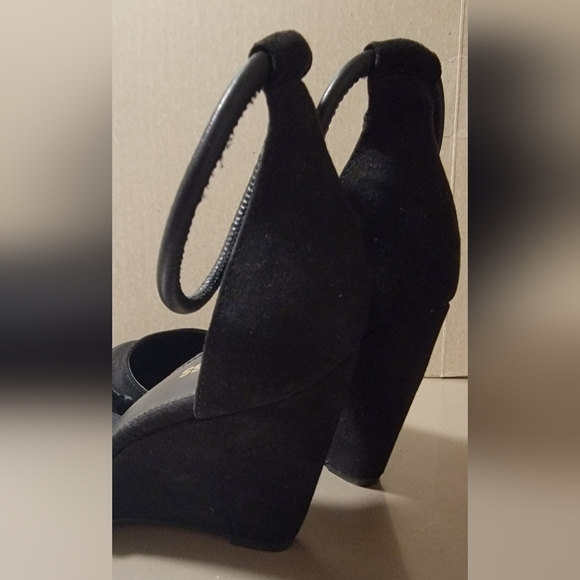 Express Heels - Picture 2 of 3